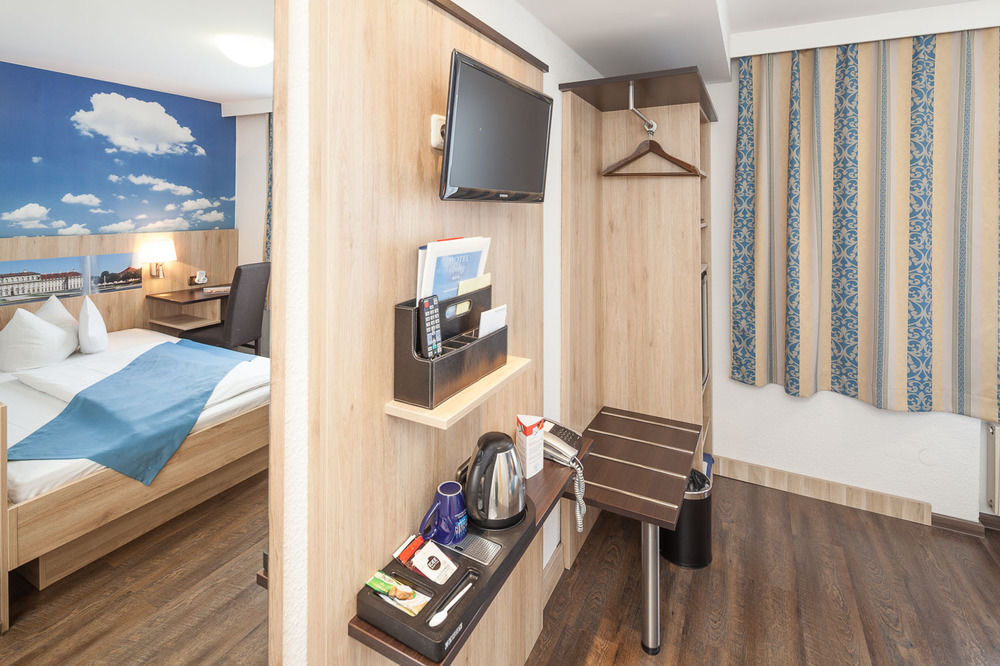 Hotel Blauer Karpfen Oberschleißheim Εξωτερικό φωτογραφία