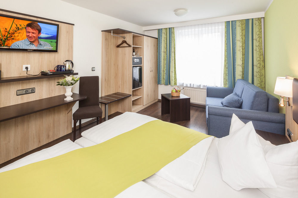 Hotel Blauer Karpfen Oberschleißheim Εξωτερικό φωτογραφία