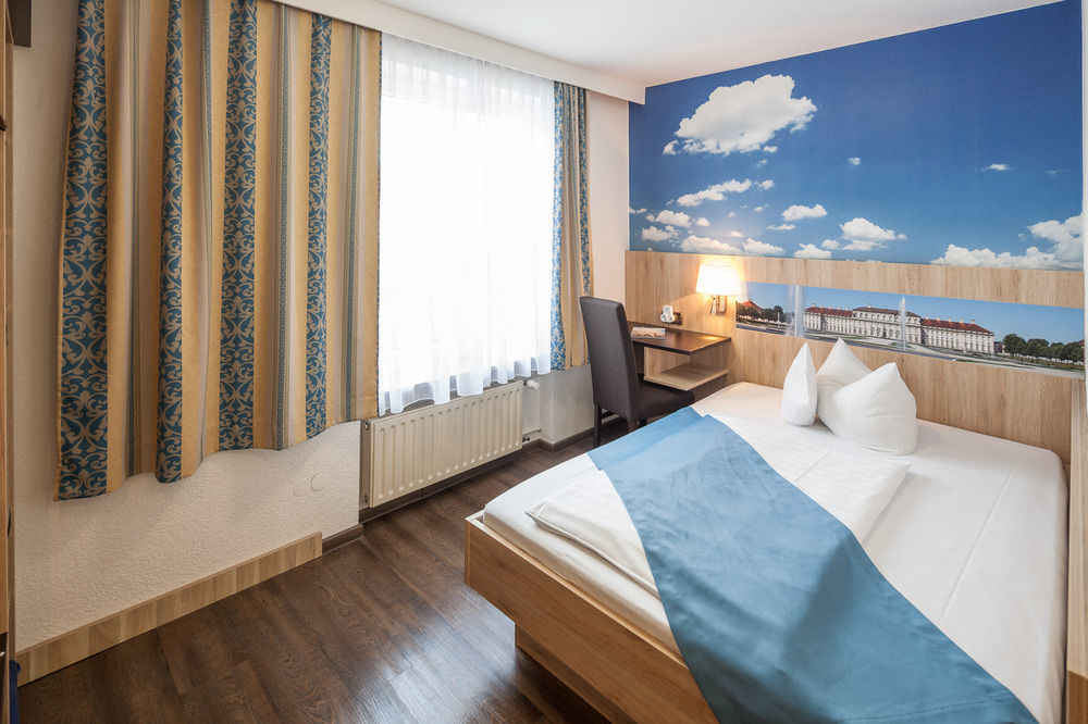 Hotel Blauer Karpfen Oberschleißheim Εξωτερικό φωτογραφία