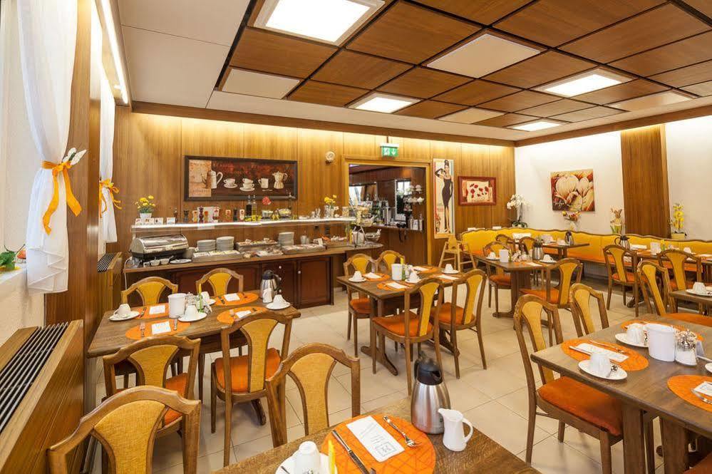 Hotel Blauer Karpfen Oberschleißheim Εξωτερικό φωτογραφία