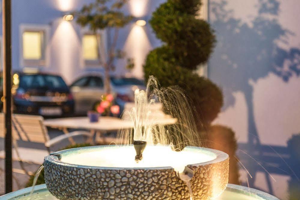 Hotel Blauer Karpfen Oberschleißheim Εξωτερικό φωτογραφία